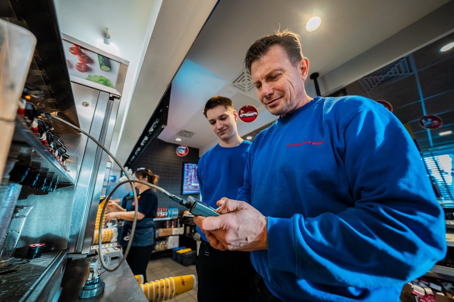 Zwei Servicetechniker der GK Fullservice prüfen ein Bauteil an der Kältetechnik