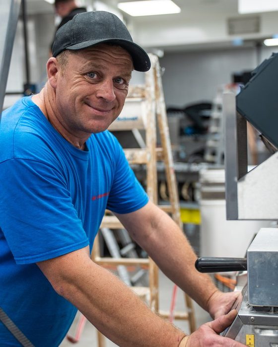Servicetechniker der GK Fullservice bei der Arbeit an einem Küchengerät