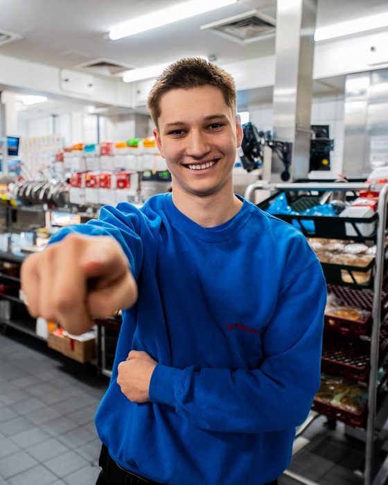 Junger Servicetechniker der GK Fullservice in der Ersatzteilausgabe