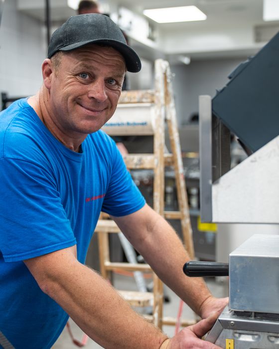 Servicetechniker der GK Fullservice mit geöffnetem Küchengerät