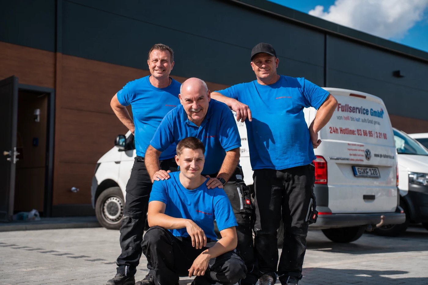 Das Team der GK Fullservice GmbH vor dem Servicefahrzeug